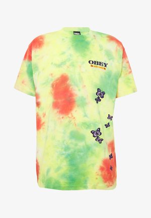 Camiseta tie-dye en amarillo, verde y rojo. Presenta gráficos de mariposas moradas y texto "OBEY" en negro con acentos de colores adicionales.