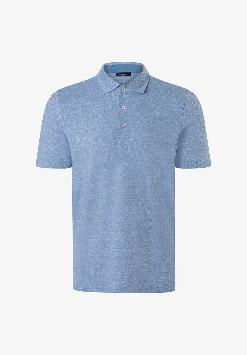 Polo de color azul claro hecho de una mezcla de algodón. Presenta un collar clásico, tapeta de tres botones, mangas cortas y una textura sutil.