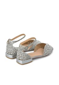 Ballerines argentées ornées de strass, avec un bout arrondi, dotées d'une bride argentée et d'un petit talon carré.