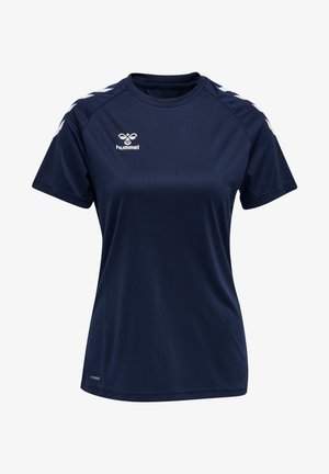 Camisa deportiva de manga corta en azul marino, confeccionada con una tela suave. Presenta un logo blanco y patrones de chevron en los hombros. Diseño ajustado con escote redondeado.