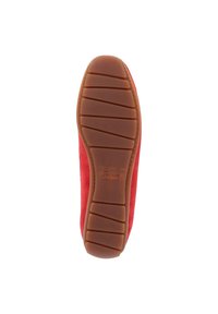 Roter Wildlederschuh mit einer flexiblen Gummisohle, die horizontale Rillen für den Halt aufweist. Der Markenname ist in die Sohle eingeprägt.