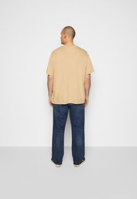 Levi's® Plus GRAPHIC TEE - T-shirt estampada - beige/sand