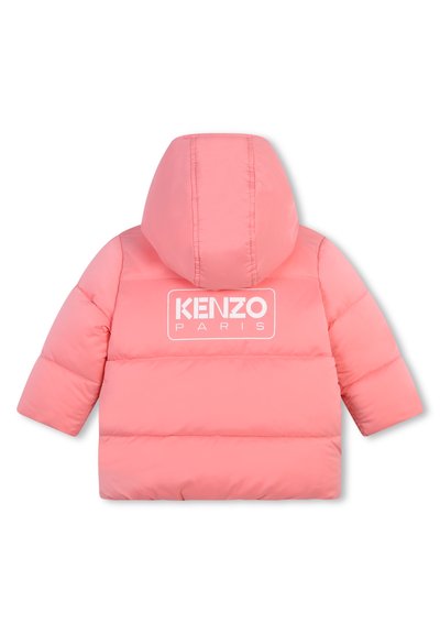 Veste doudoune rose avec capuche, présentant un design matelassé et un logo "KENZO PARIS" blanc au dos. Manches courtes et texture douce.