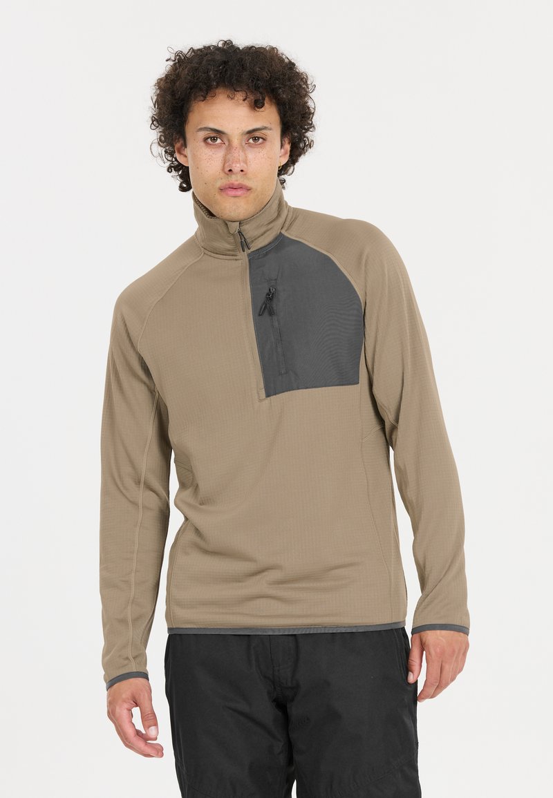 Beige Pullover mit langen Ärmeln und Reißverschlusskragen, ausgestattet mit einer dunkelgrauen Brusttasche und strukturiertem Stoff. Leicht und enganliegend im Design.