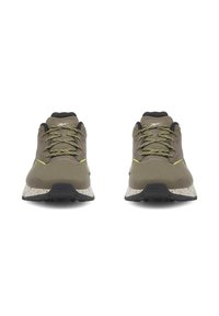 Brązowe buty sportowe z teksturowaną siateczkową cholewką, beżową, cętkowaną śródpodeszwą oraz czarną gumową podeszwą; wyposażone w żółte akcenty i sznurowadła.