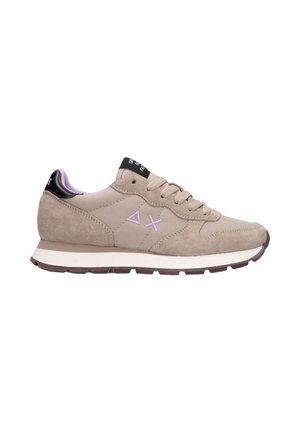 Baskets beige en daim et tissu avec doublure intérieure et lacets lavande, languette de talon noire et logo géométrique violet sur le côté.