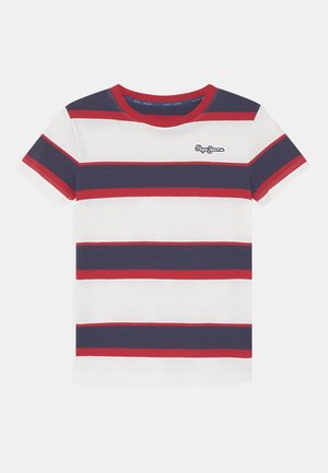 Camiseta blanca de manga corta con rayas horizontales rojas y azul marino y un pequeño logo "Pepe Jeans" en el pecho izquierdo.