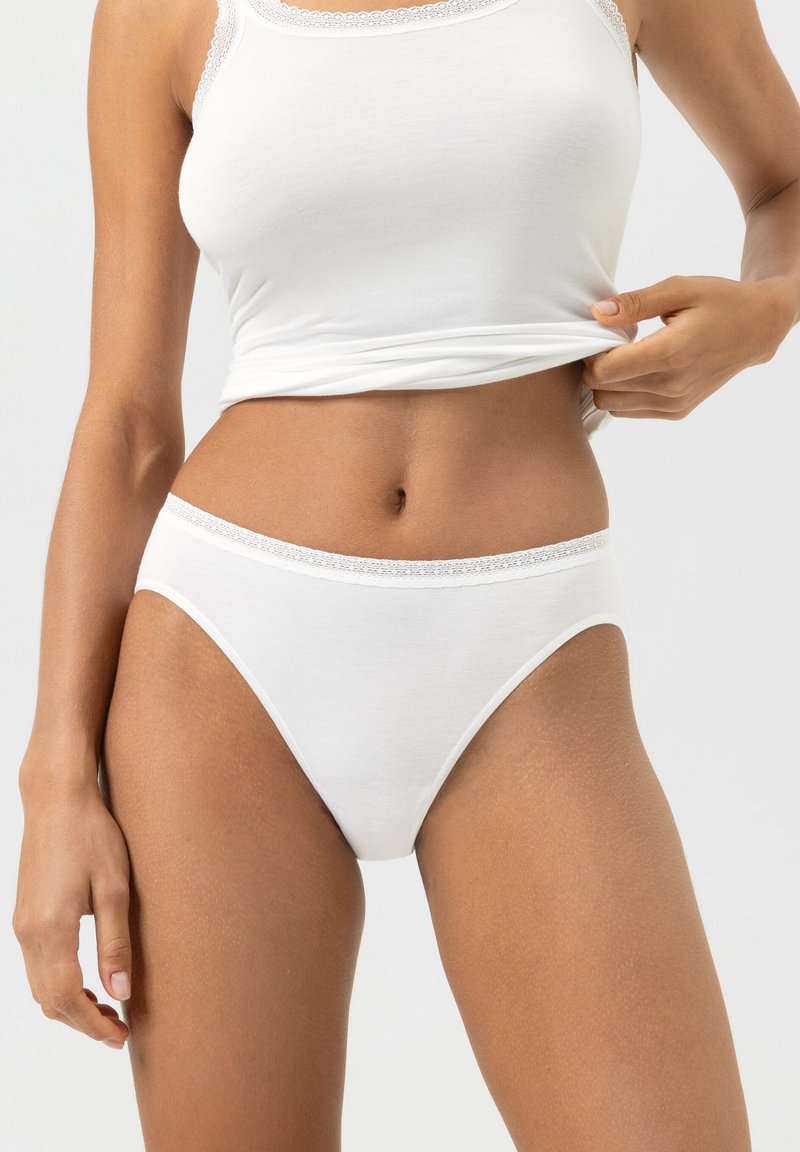 Weiße Hipster-Slips aus Baumwolle mit einem zarten Spitzenbund, die eine glatte Textur und einen klassischen Schnitt für Komfort und Passform bieten.