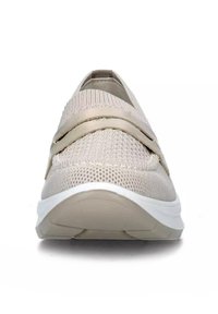 Scarpa beige slip-on con tomaia in maglia testurizzata e due bande orizzontali. Presenta una suola spessa bianca, progettata per comfort e supporto.