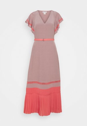 Maxiklänning i ljus mauve med fjärilsärmar och V-ringning. Har ett korallfärgat bälte, veckad nederkant och korallfärgade ränder nära midjan och nederkanten.