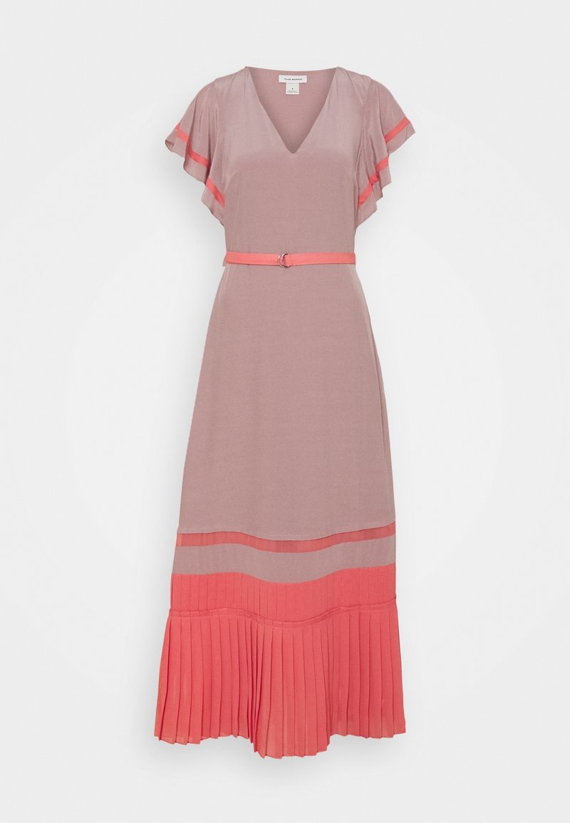 Vestido maxi en malva claro con mangas acampanadas y escote en V. Presenta un cinturón coral, dobladillo plisado y rayas coral cerca de la cintura y el dobladillo.