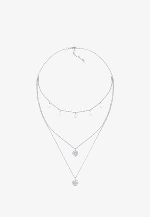 Collier en argent à plusieurs couches, comportant trois chaînes, avec des charms et des pendentifs circulaires, texture lisse et fermoir à ressort.