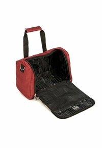 Borsa da viaggio in tessuto rosso con forma rettangolare, doppi manici neri, apertura con zip e interno a motivo nero con una tasca in rete.