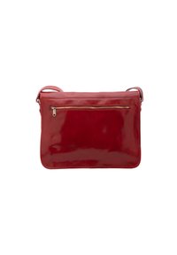 Borsa a spalla in pelle rossa lucida con forma rettangolare, dotata di una tasca frontale con zip e una sottile tracolla. Texture liscia.