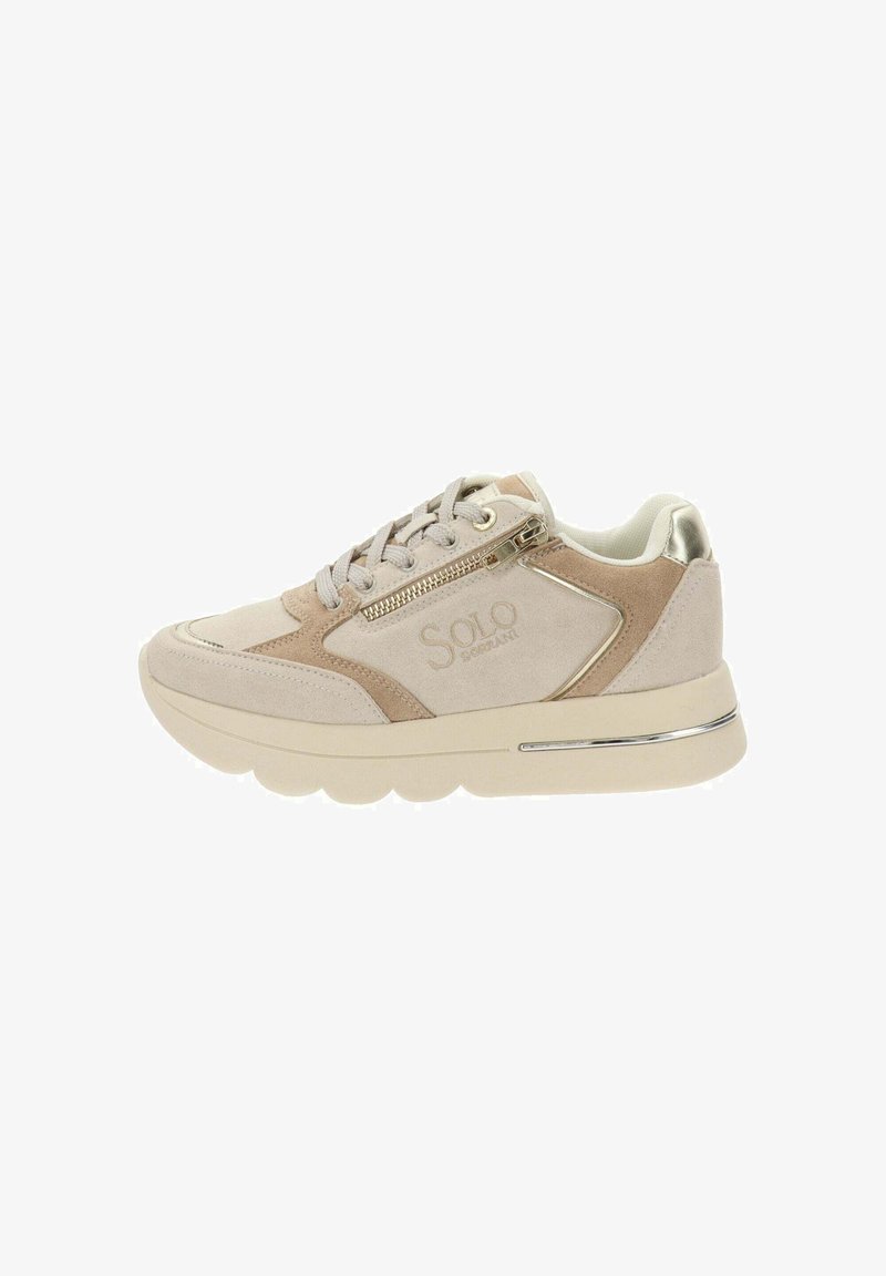 Sneaker beige e marrone chiaro con lacci sul davanti, zip laterale, dettaglio metallico sul tallone e suola spessa e ammortizzata.
