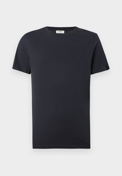 T-shirt noir uni à manches courtes et col rond, avec une petite étiquette blanche à l'intérieur du col, sur fond blanc.