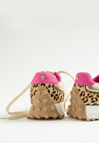 Sneaker con stampa leopardata, caratterizzate da un accent in pelle rosa, suola in gomma testurizzata e sovrapposizioni beige con dettagli dorati. I lacci sono beige.