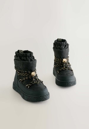 Czarne, pikowane botki za kostkę z teksturowaną gumową podeszwą, z sznurówkami z akcentem złota oraz marszczonym wykończeniem dla lepszego dopasowania.