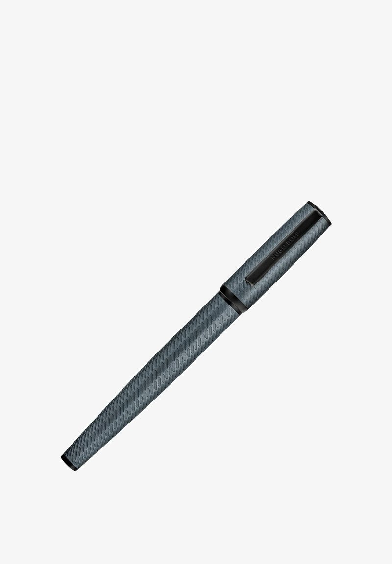 Pilka tekstūruota plunksnakotis su juodu spaustuku, dangteliu ir apdaila, ant spaustuko pažymėta „Hugo Boss“.