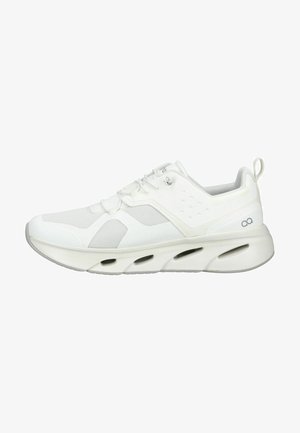 Witte atletische sneaker met mesh panelen, dempende zool met ovale uitsparingen, veterluiting en trekkoord aan de hiel.