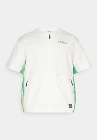 Λευκό τζάκετ με κοντά μανίκια, διαθέτει φερμουάρ μπροστά, πράσινα σχέδια tie-dye στα πλαϊνά και μαύρες τσέπες με φερμουάρ. Διακριτικό λογότυπο στο στήθος.