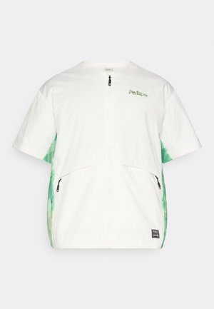 Biała krótka kurtka z krótkim rękawem, zapinana na zamek błyskawiczny z przodu, z zielonymi akcentami w stylu tie-dye po bokach oraz czarnymi kieszeniami na zamki. Subtelne logo na piersi.
