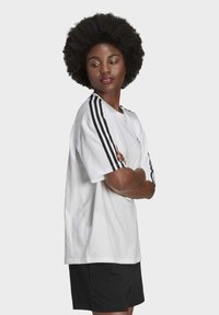 adidas Originals OVERSIZED ADICOLOR RELAXED - Apdrukāts T-krekls - white