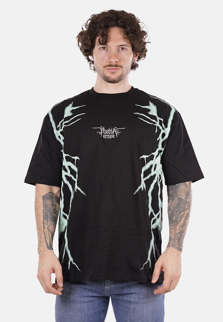 T-shirt in cotone nero con maniche corte. Presenta grafiche a saetta verde chiaro e il testo "Phobia Archive" in bianco sul fronte.