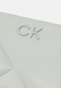 Calvin Klein QUILT MEDIUM ZIP AROUND WALLET - Maks - pigeon
