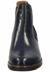 Stivale Chelsea in pelle blu navale con pannelli laterali elastici, punta arrotondata e finitura testurizzata. Dettagli cuciti attorno alla caviglia e al tallone.