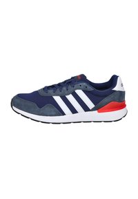 Zapatillas deportivas azul marino con detalles de ante gris, franjas blancas y lengüeta trasera roja. Presentan una parte superior texturizada y suela de goma.