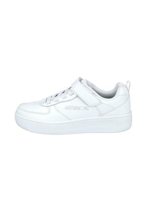 Zapatilla deportiva blanca con parte superior de cuero suave, cuello acolchado, cordones y una correa con cierre de gancho y bucle. Presenta una suela de goma texturizada y detalle de logo.