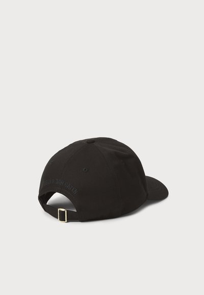 Schwarze Baseballmütze mit gebogenem Schirm, aus Stoff mit tonalem Nähen gefertigt. Verfügt über einen verstellbaren Riemen und ein eingeprägtes Logodesign auf der Rückseite.