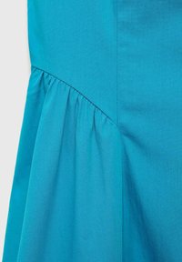 Tiffany rochie din material cu un design plisat și adunat pe o parte, textură netedă și un aspect fără cusături pe bust.
