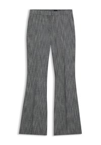 Szürke, bővülő szárú nadrágok, függőleges csíkos mintával, szabott derékrésszel és finom textúrával. Látható zsebek vagy díszítések nélkül.