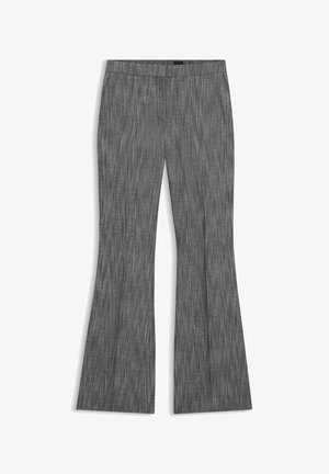 Pantaloni grigi a zampa d'elefante con motivo a righe verticali, dotati di vita aderente e texture delicata. Senza tasche visibili o decorazioni.