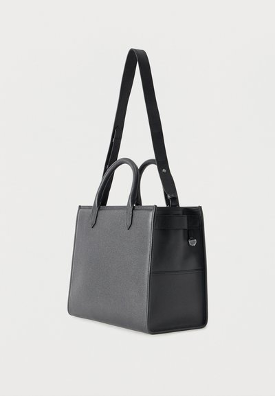 Sac à main structuré noir avec deux poignées courtes et une longue bandoulière ajustable, finition en cuir texturé, forme rectangulaire.