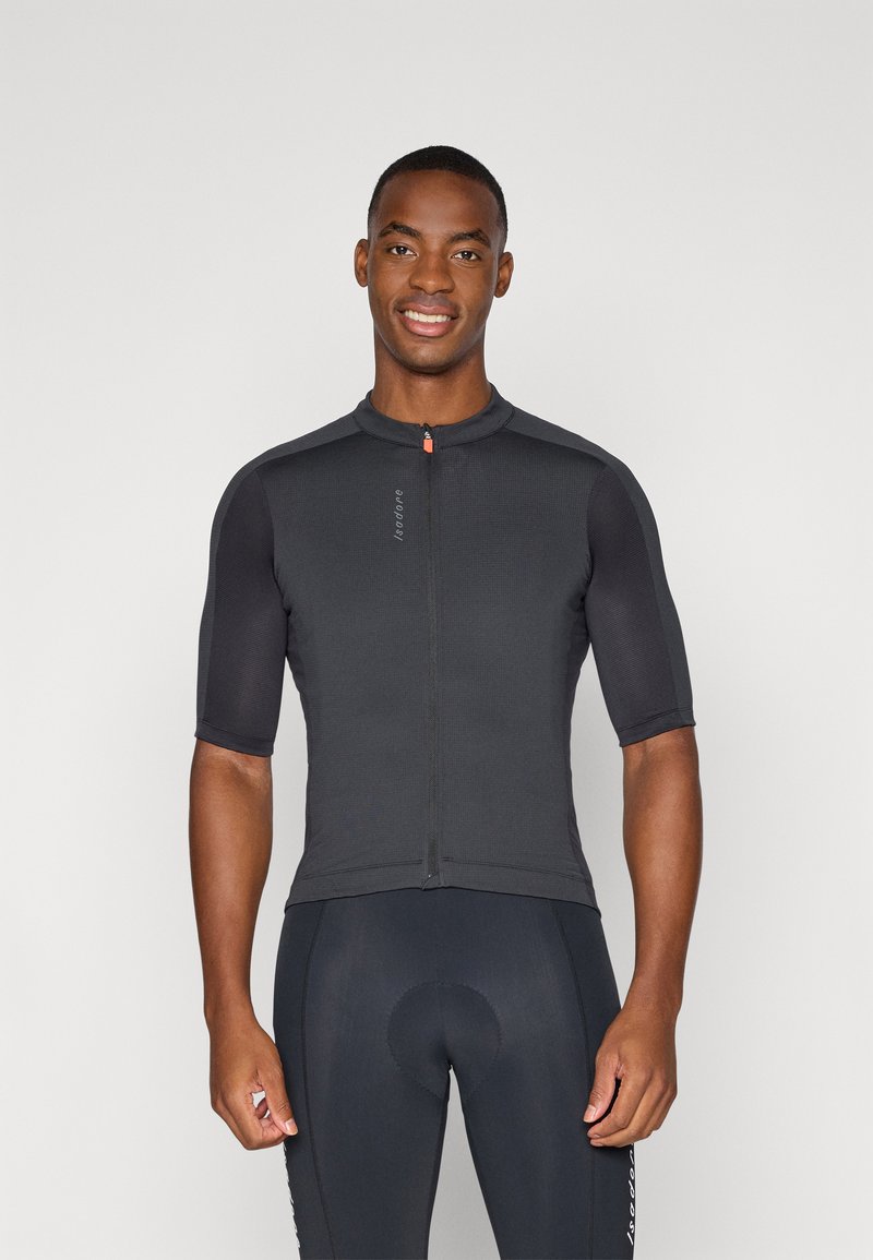 Maglia da ciclismo a maniche corte di colore nero solido, con zip frontale, colletto rotondo e tessuto texturizzato. Design aderente con branding minimo.