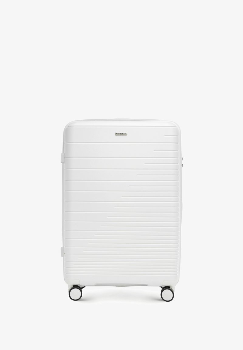 Weiße Hartschalenkoffer mit horizontalen Rillen, glatter Oberfläche, Reißverschlussverschluss, Teleskopgriff und vier schwarzen Rollen für Mobilität.