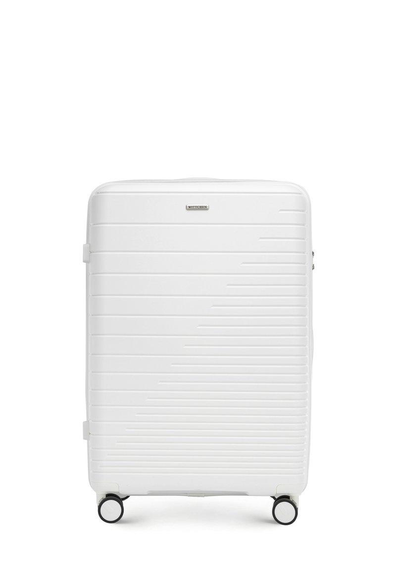 Maleta dura blanca con diseño de rayas horizontales, textura suave, asa superior y cuatro ruedas para facilitar la maniobrabilidad.