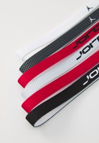 Conjunto de cinco atacadores de tecido em branco, preto, vermelho, cinza e padrão preto, apresentando o logótipo "JORDAN" e bordas contrastantes.