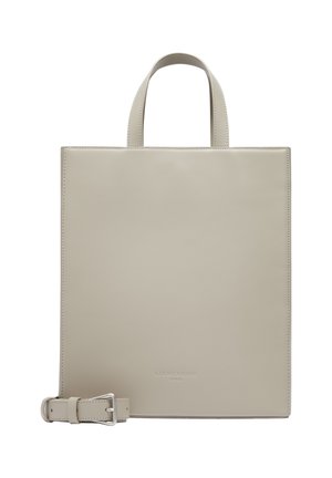 Sac fourre-tout en cuir beige de forme carrée avec deux courtes poignées, une bandoulière ajustable et un logo embossé en bas. Texture lisse, design minimaliste.