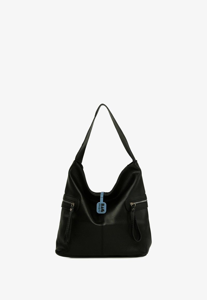 Melnas ādas hobo soma ar izteiksmīgu mīkstu formu, diviem ar rāvējslēdzēju aizveramiem priekšējiem kabatām un garu plecu siksnu. Pievienota zila zīmola etiķete.