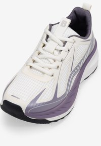 Zapatilla deportiva blanca con acentos morados, parte superior de malla para transpirabilidad, cuello acolchado y suela texturizada para tracción. Presenta cordones tradicionales.
