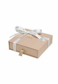 Torgåva, ljusrosa presentask med ett krämfärgat band. Bandet har guldtext som läser "LENOITES." Asken har en dragflik för enkel öppning.