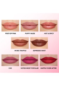 Acht lippenstift tinten in verschillende kleuren: perzik, nude, bruin en rood. Soepele textuur benadrukt op de lippen, met etikettengestuurd onder elke tint.