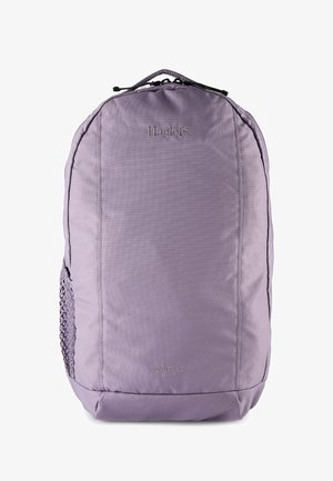 Zaino Haglöfs Skuta 15 di colore lilla chiaro con maniglia superiore, chiusura con cerniera e tasca laterale in rete, mostrato frontalmente.