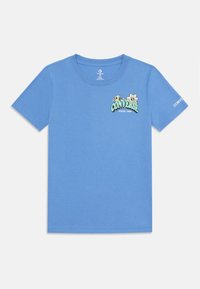 T-shirt en coton bleu avec un col rond. Présente une impression graphique avec "CONVERSE" et des fleurs sur la poitrine, logo de la marque sur la manche.