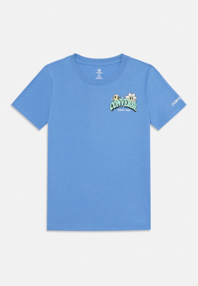 T-shirt en coton bleu avec un col rond. Présente une impression graphique avec "CONVERSE" et des fleurs sur la poitrine, logo de la marque sur la manche.