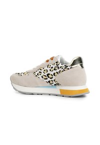 Sneakers van beige suede met een leersystem textielpaneel, witte veters, metallic gouden accenten en een kleurrijke zool.